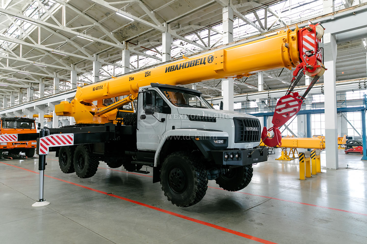Автокран «Ивановец» КС-45717-2М (стрела 24 м)